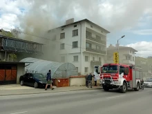 Покривна конструкция и домашно имущество са изгорели при пожара в гараж в Смолян