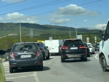 Огромна тапа от автомобили преди входа на София