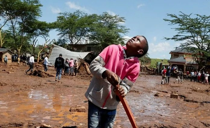 48 души загинаха при наводненията в Кения, спасители издирват телата на жертвите