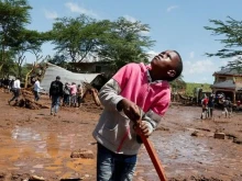 48 души загинаха при наводненията в Кения, спасители издирват телата на жертвите