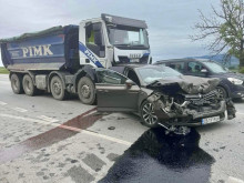 Камион помля служебния автомобил на кмета на Кричим