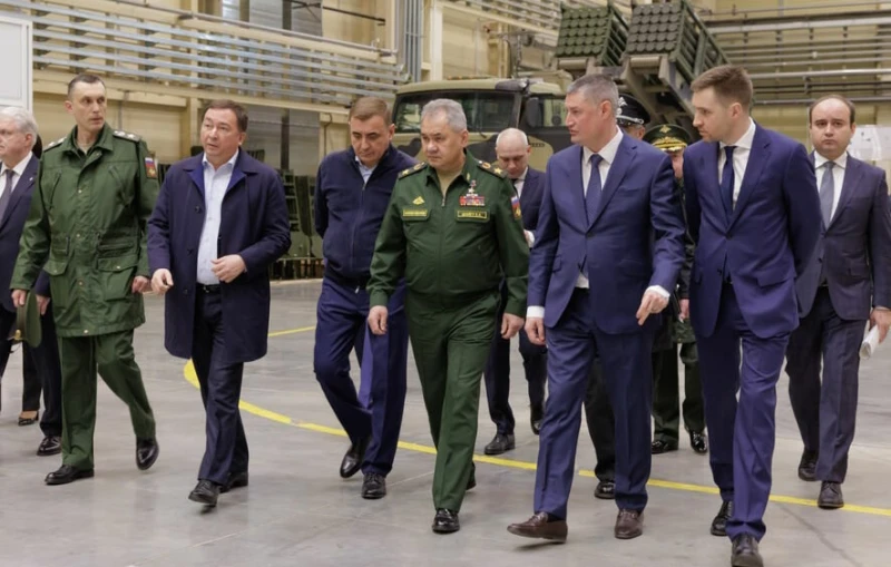 Шойгу поиска от руския ВПК повече и по-бързи доставки на оръжия за военните операции в Украйна