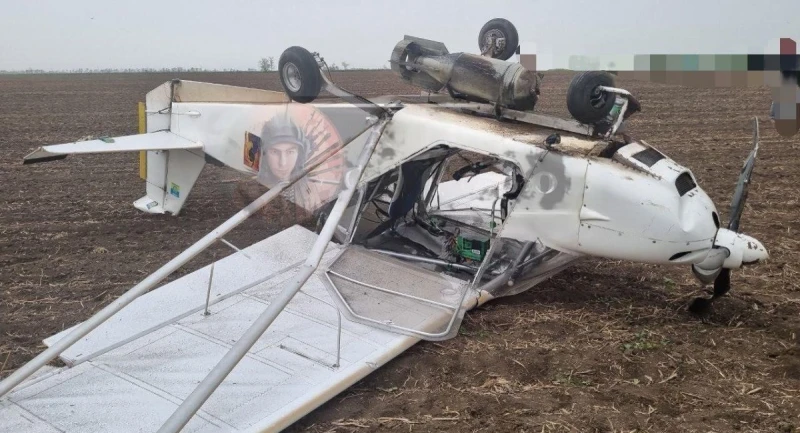 Руснаците показаха модифициран украински самолет с експлозиви, чиято пилотска част е заменена с електроника
