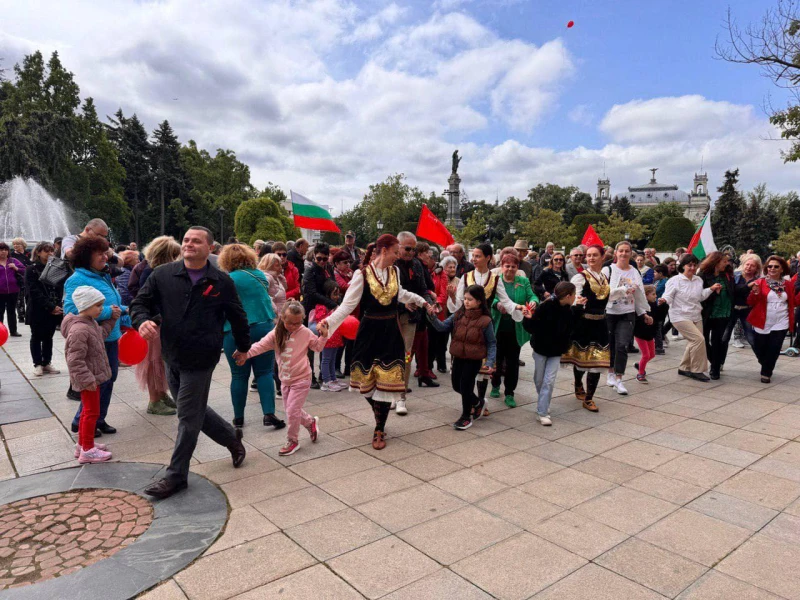 Пенчо Милков: Честит Първи май от Русе!