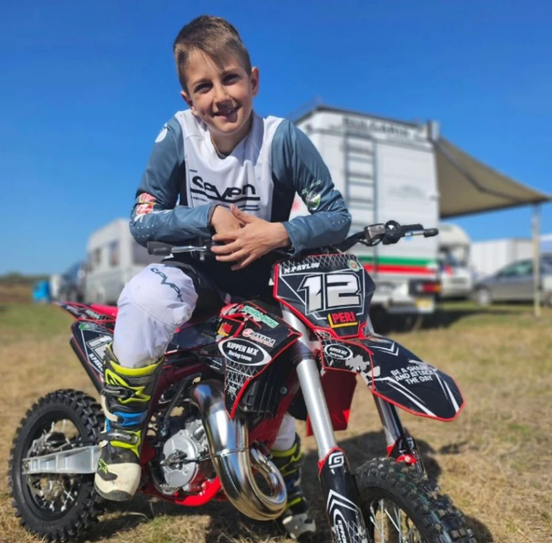 Той е само на 10 години, но се занимава с мотокрос и иска да бъде най-добрият в България