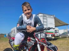 Той е само на 10 години, но се занимава с мотокрос и иска да бъде най-добрият в България