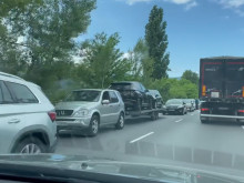 От мрежата: Колоната е около 12 км, хората пият кафе край пътя