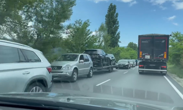 Адски трафик в Благоевградско заради поредицата почивни дни около Великден.