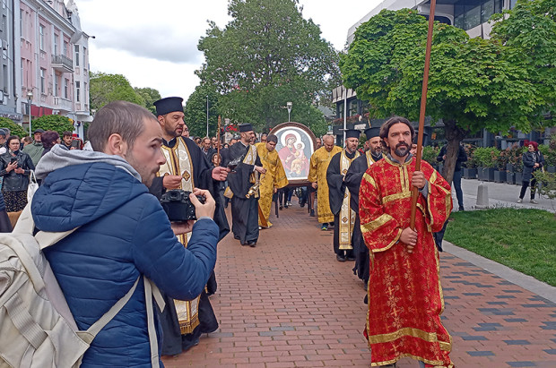 Десетки варненци посрещнаха вчера – 1 май, най-новата православна придобивка