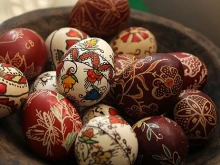 С корени на брош, червени боровинки или стар лук са се боядисвали яйцата в Родопите