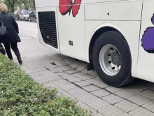 Автобуси изпочупиха тротоар в Кючука