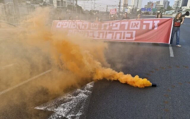 Близки на отвлечените от ХАМАС блокираха основна пътна артерия в Тел Авив с искане за споразумение за освобождаването им
