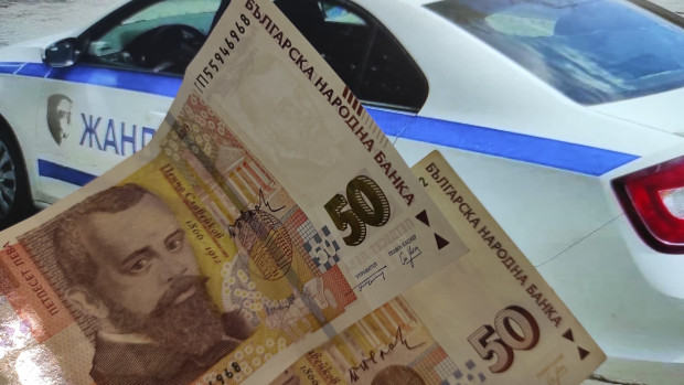 Пенсионер се опита да подкупи полицаи при проверка в Пловдивско