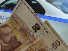 Две по 50 лв. върху капака на патрулка: Шофьор бе задържан след опит да подкупи полицаи в Пловдивско