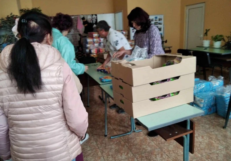 250 хора с увреждания от Кюстендил получиха козунаци и макарони за Великден