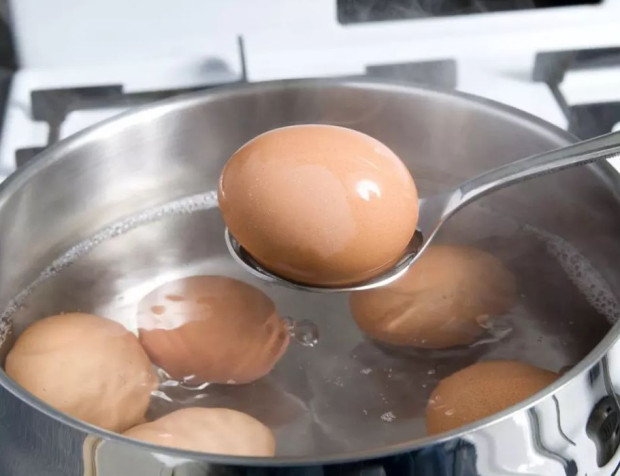 Варенето на яйца, без да се чупят или напукват, е