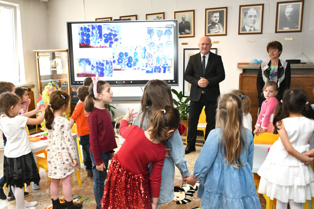 Деца от столична детска градина пресъздадоха Великден в МОН