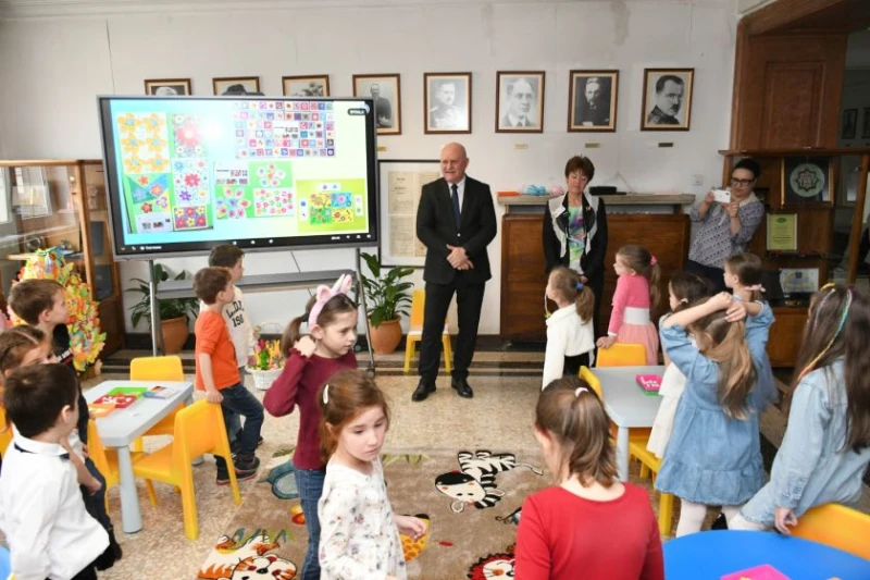 Деца от столична детска градина пресъздадоха Великден в МОН