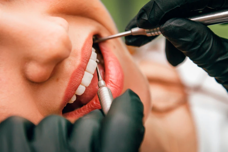 Зъболекар предупреждава: Миенето на зъбите без достатъчно вода може да доведе до пожълтяването им