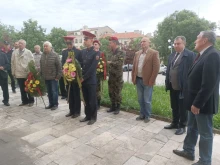 Венци в знак на почит в навечерието на Деня на храбростта и празника на Българската армия в Шумен 