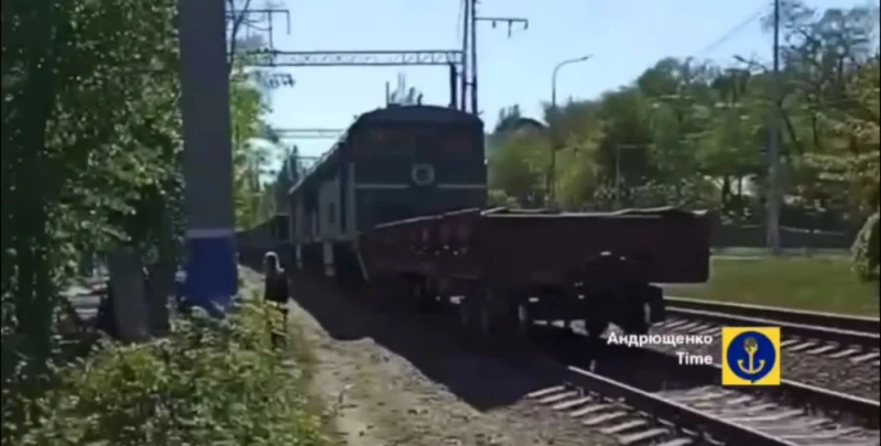 Руснаците пуснаха нова железница от Мариупол със специална защита за локомотива