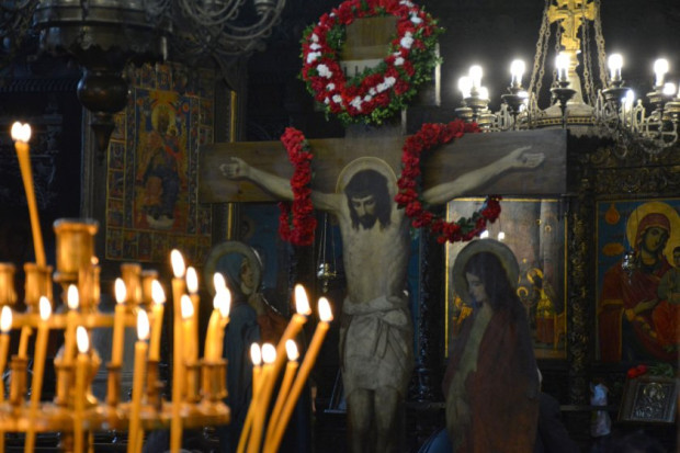 Православните християни отбелязват Разпети петък Това е най тъжният ден от