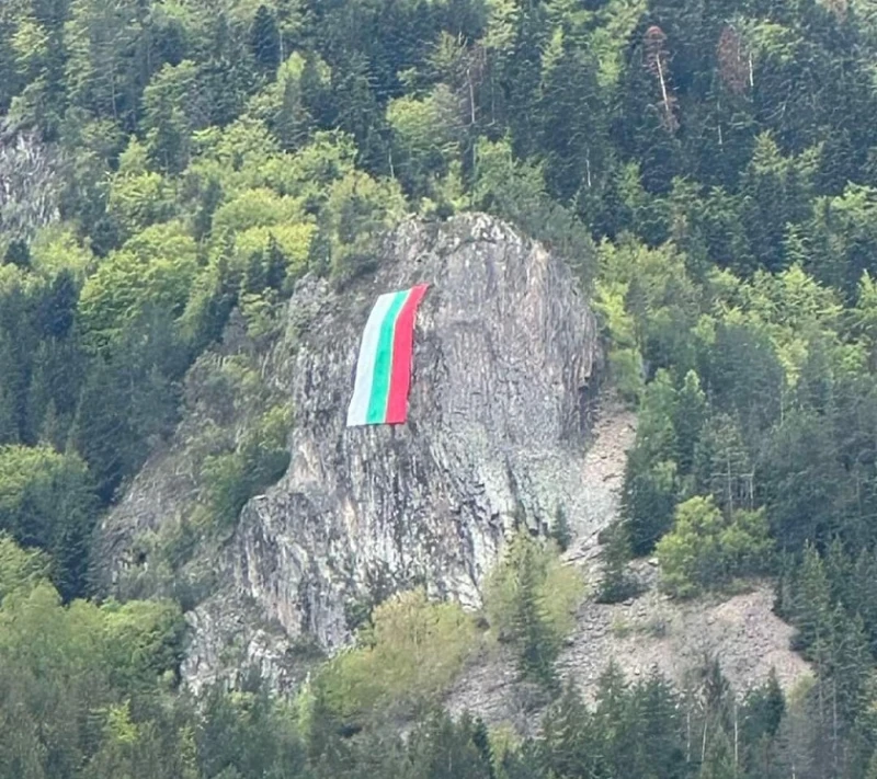 Смолянските алпийци спуснаха огромен трибагреник от Орловата скала в навечерието на Гергьовден