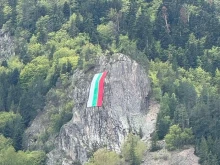 Смолянските алпийци спуснаха огромен трибагреник от Орловата скала в навечерието на Гергьовден