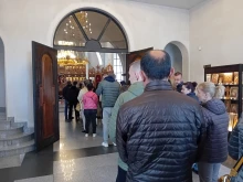 Десетки миряни се стекоха в храма "Св. Висарион Смоленски" на разпети петък