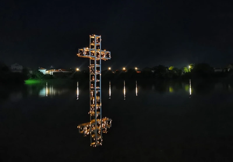 На Разпети петък засия потопеният кръст край Кюстендил