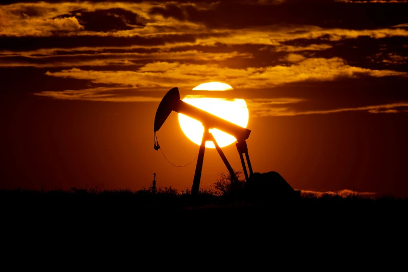 Цените на нефта затвориха седмицата с най-голям спад за последните три месеца