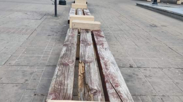 Русенец: Ще доживеем ли Общината да поправи или направо да смени тези пейки?
