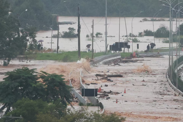 Най малко 39 загинали и над 74 изчезнали при огромни наводнения