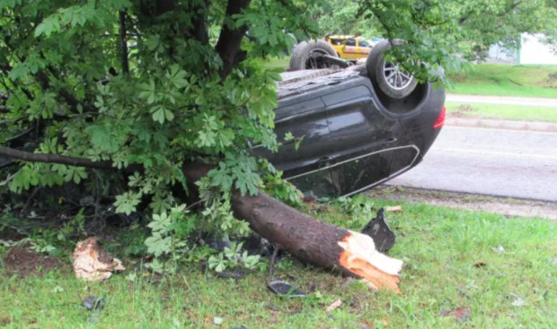 В Русе: Кола се обърна по таван след удар в пътен знак и дърво, 20-годишна румънка е в болница