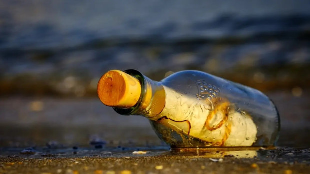 Писмо в бутилка изплува на брега на плаж край Варна