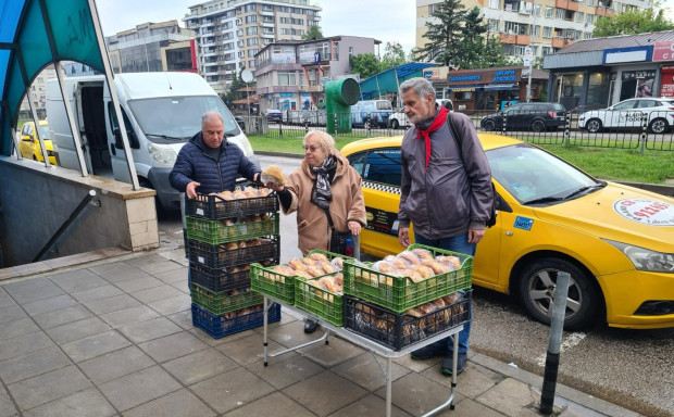 Софийските социалисти зарадваха столичани с козунаци и продукти от първа необходимост