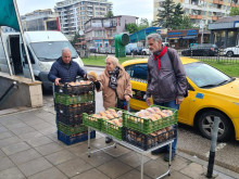 Софийските социалисти зарадваха столичани с козунаци и продукти от първа необходимост