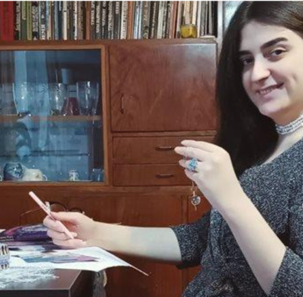 Първата транссексуална астроложка в България стана Петра! 26-годишното момиче, родено