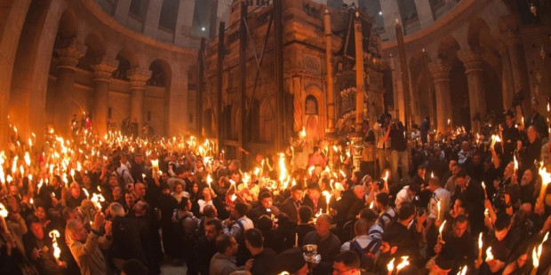 Благодатният огън слезе в Йерусалим в храма на Божи гроб.Йерусалимският