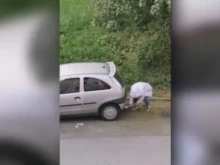 Бясна съседка запечата кола с монтажна пяна