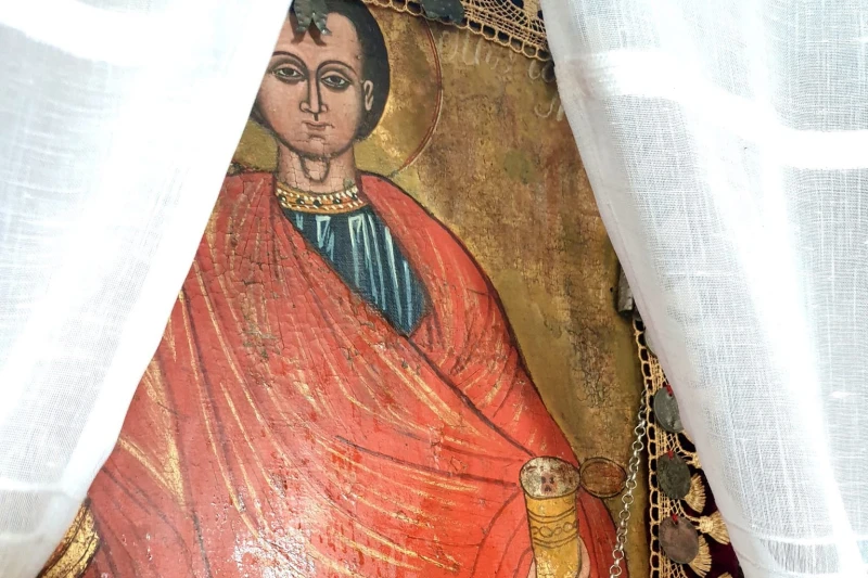 Чудо в навечерието на Великден: От икона в български храм потече миро