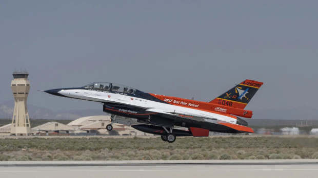 Американските ВВС извършиха тестов полет на изтребител F 16 без физически