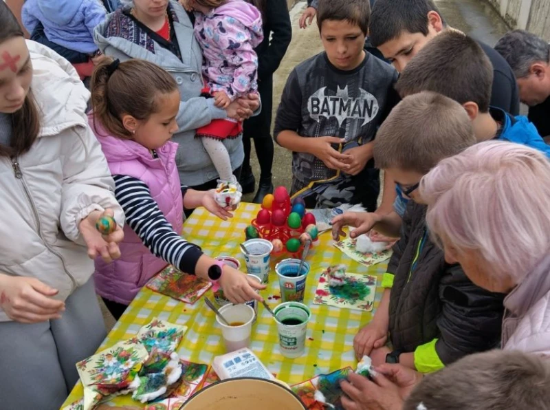 Деца и възрастни боядисаха яйцата за Великден в Ловешко