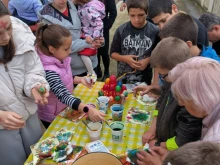Деца и възрастни боядисаха яйцата за Великден в Ловешко