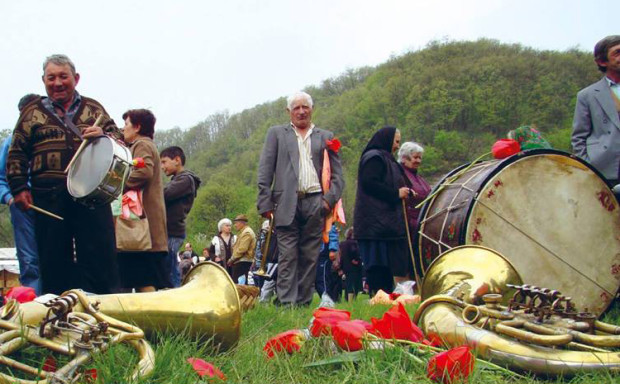 На втория ден след Великден край скалния Албутински манастир хората от видинския край отдават почит с "хора на мъртвите"