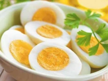 Най-големи проблеми може да ни донесе преяждането с яйца, особено на жъл...