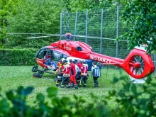 Четири деца са тежко ранени след падане през покрива на спортна зала в Германия