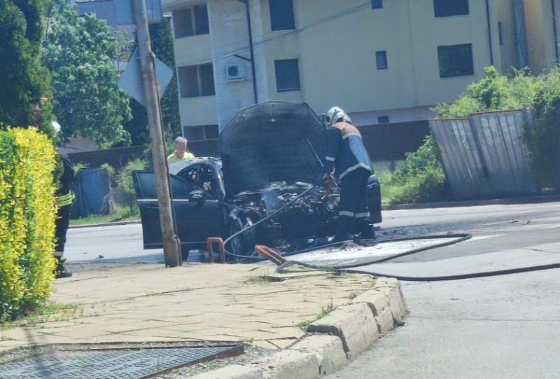 Кола се самозапали и горя в столичния квартал "Бояна"