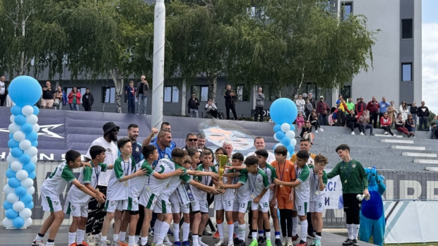 Футболни таланти от 3 държави се състезаваха в турнир в памет на Венци, откриха и паметна плоча