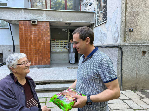 </TD
>Социалистите в Пловдив подкрепиха на празника възрастни хора като дариха